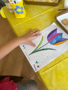 Ripartiamo insieme… I nostri bambini più gioiosi, felici e uniti con le loro mani hanno creato un fiore “ OGNUNO DI NOI E’ UNICO E MERAVIGLIOSO MA…….. INSIEME SIAMO UN CAPOLAVORO “